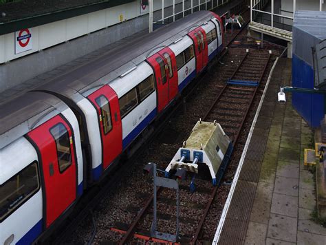 IMGP1510 London Underground 1995 Stock Trains At High Barn Flickr