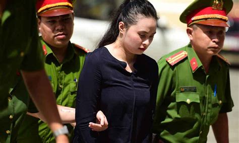 Tạm dừng phiên xét xử hot girl Ngọc Miu và người tình