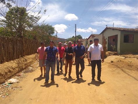 Imprensa Oficial Prefeito visita obra de pavimentação do Bairro Silva