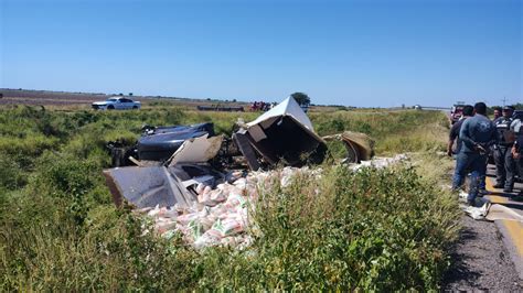 Iba para Michoacán Tráiler cargado con maíz vuelca en la carretera