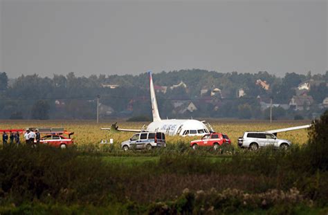 Miraculeux atterrissage durgence dun Airbus A321 dans un champ près