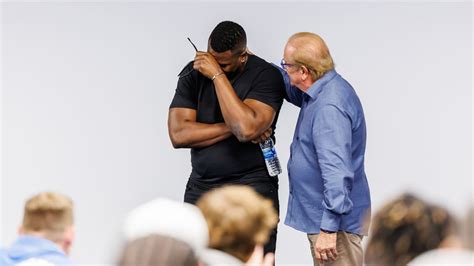 Chargers Surprise Antonio Gates With Induction To Team Hall Of Fame