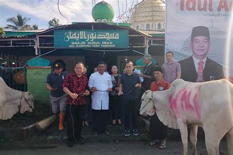 Walikota Tomohon Caroll Senduk Serahkan Hewan Kurban Dan Sampaikan