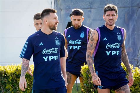 Scaloni define el equipo Messi será titular