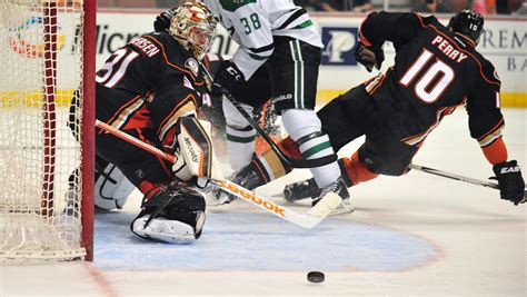 Eaves, Benn score big as Dallas Stars rout Anaheim Ducks 4-0
