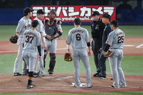 7回、ヤクルトの攻撃前、マウンドに集まる菅野（左から3人目）ら巨人ナイン（撮影・河野 光希） ― スポニチ Sponichi Annex 野球