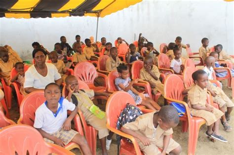 Rentr E Scolaire L Ong Mireille Hanty Offre Des Kits Scolaires Aux