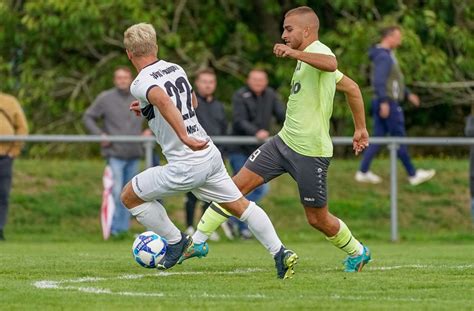 Fu Ball Landesliga Staffel Iii Sv B Blingen Verst Rkt Sich Im Sturm