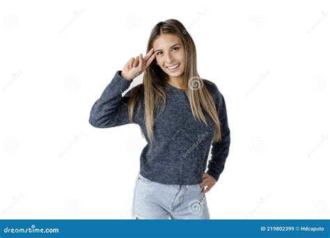 Hermosa Mujer Latina Con Ganas De Saludar Con La Mano En La Frente Y Con Una Actitud Feliz Sobre