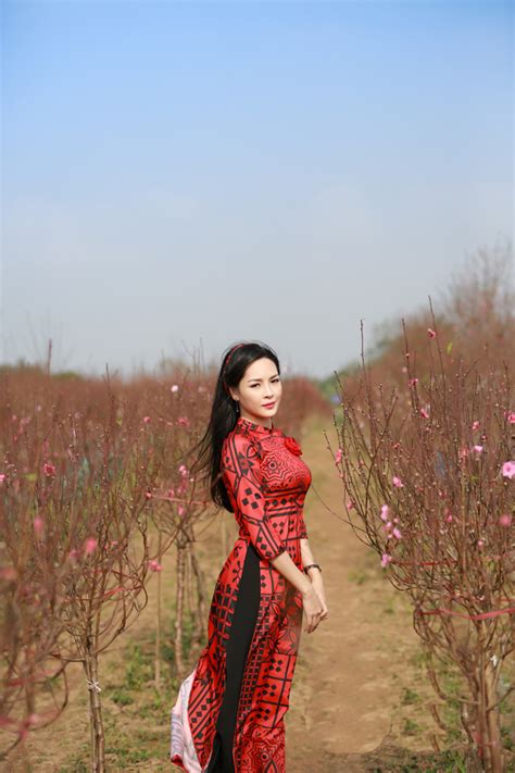 Hot girl dao kéo Nam Định đẹp lúng liếng với áo dài xuân
