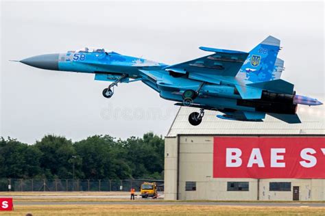 Avión De Combate Sukhoi Su27 De La Fuerza Aérea Ucraniana Arribando A