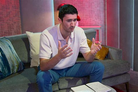 Love Is Blinds Leo Cant Stop Reminding Us Hes a Rich Art Dealer