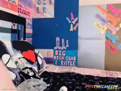 Blonde Milf Masturbating And Squirting On Cam