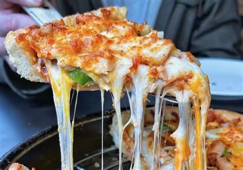 10 Of Chicago’s Very Best Pizza Spots Ranked - Secret Chicago