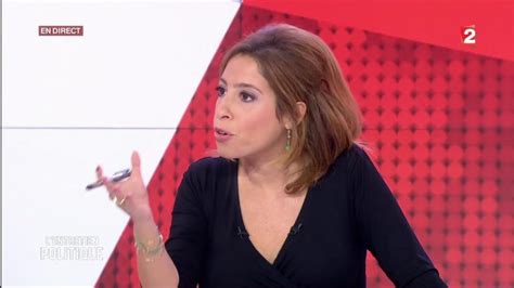 Léa Salamé enceinte dévoile son ventre rond sur France 2 photos