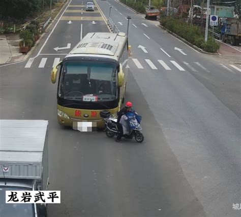 惊险一幕！电动车过马路突然刹停，后车直接撞上 警示曝光 福建交警网