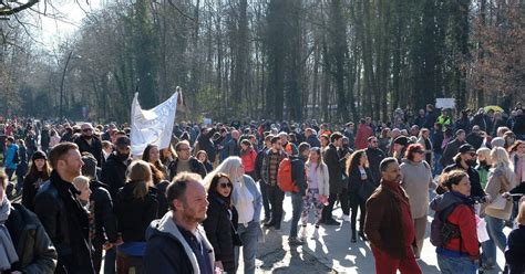 Honderden Manifestanten Protesteren In Ter Kamerenbos Tegen