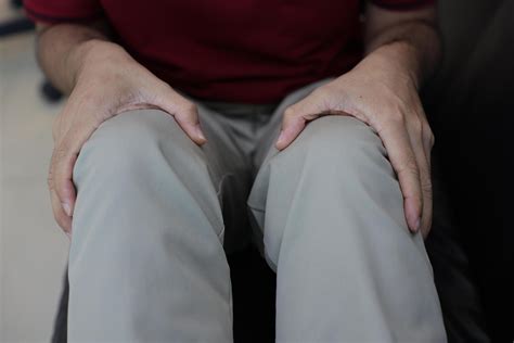 Knee massage to relieve pain, osteoarthritis, knee pain, knee