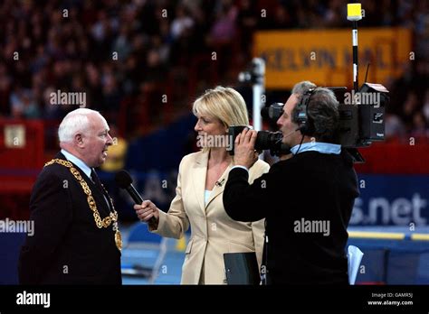 La Journaliste De La Bbc Jill Douglas Interviewe Alex Le Maire De