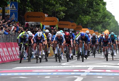 Tim Merlier Zegeviert In E Giro Etappe En Verrast In Spannende Sprint