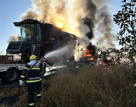 Carreta pega fogo em Mato Grosso e colheitadeira fica destruída