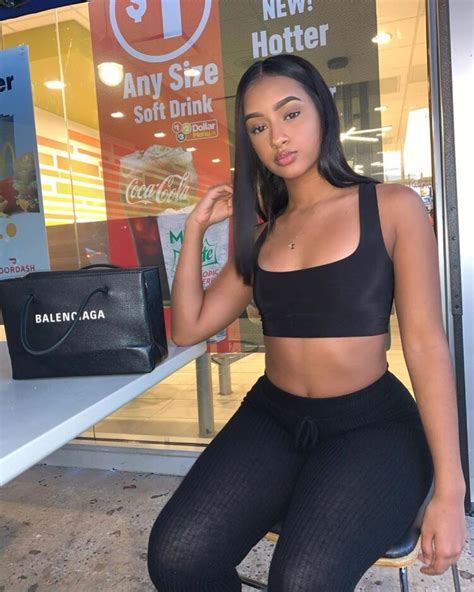 6 Hot Sexy Isyglue Bikini Pics