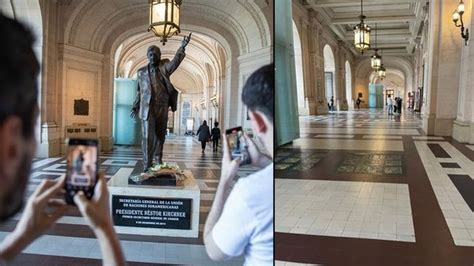 La estatua de Néstor Kirchner ya no está en el CCK Se la llevó