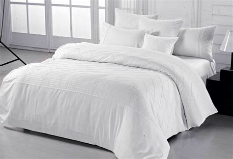 Types of White colored bedding to adorn your bedroom