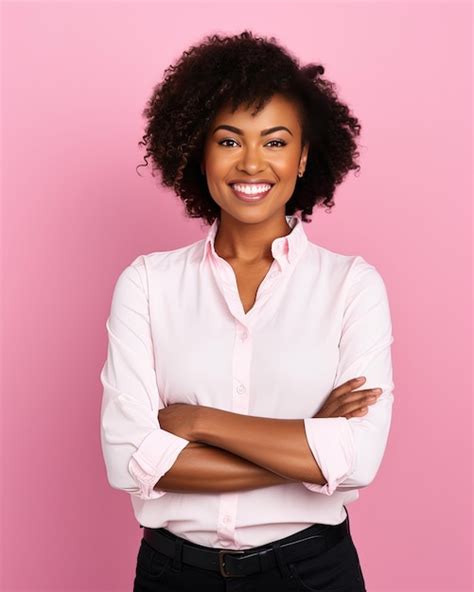 Mulher Negra Sorrindo Os Bra Os Cruzados Em Uma Camisa Branca