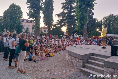 U Gradskome Parku Odigrana Lutkarska Predstava Za Djecu Pravi