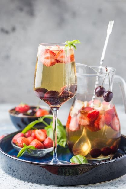 Sangr A De Vino Blanco O Ponche Con Frutos Rojos Y Hielo En Copa Y