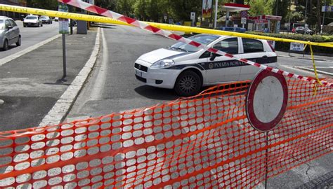 Palazzo Evacuato Per Una Voragine In Strada Nella Zona Portuense Di