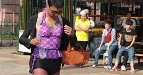 Sốc Anh chàng thản nhiên mặc bikini tím ra đường