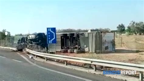 Tir In Fiamme Sulla Superstrada Si Ribalta Nelle Campagne Traffico