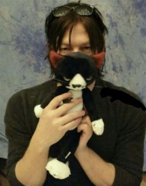 Pin On Color Blanco Norman Reedus Cat Norman Reedus Daryl Dixon