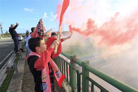 As imagens do apoio dos adeptos à equipa do Benfica na A1