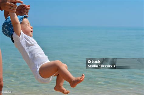 엄마와 딸 열 대 바닷가에 재미 2명에 대한 스톡 사진 및 기타 이미지 2명 2세대 가족 가족 Istock