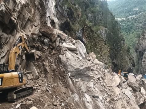 Badrinath Route 2100 Passengers Stranded At Many Places Traffic Halted 98 Roads 6 Highways