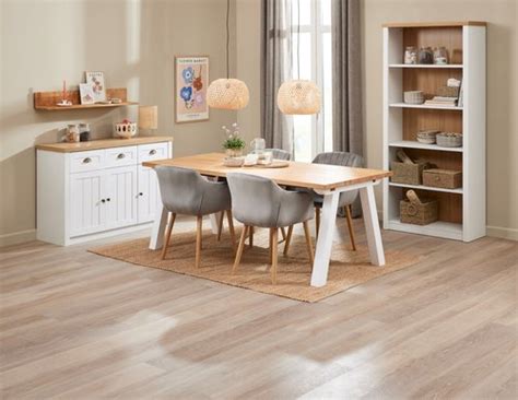 SKAGEN L200 Tafel Wit Eiken 4 ADSLEV Stoelen Fluweel Grijs JYSK