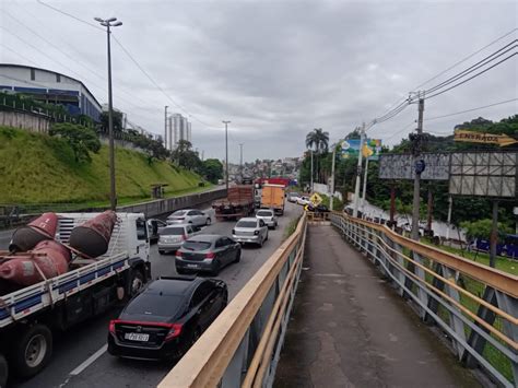 Rodovia Régis Bittencourt foi liberada em Embu após alagamento