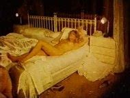 Naked Cristine Berna in La basura está en el ático