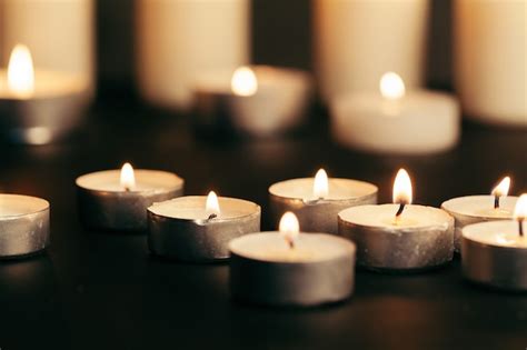 Muitas velas acesas à noite muitas chamas de vela brilhando no escuro