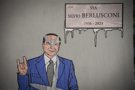 Milano Riappare Il Murale Su Berlusconi Questa Volta Fa Le Corna