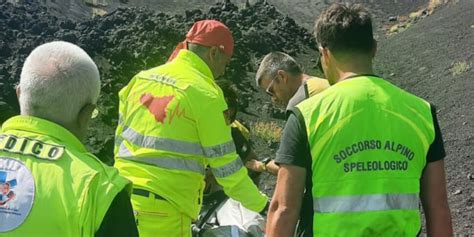 In Escursione Sull Etna Anziana Turista Tedesca Ha Un Malore E Muore