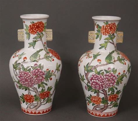 PAIRE DE VASES De Forme Balustre En Porcelaine