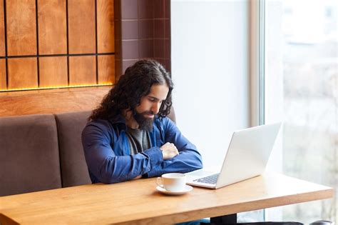 Retrato De Freelancer Adulto Jovem Bonito Cansado Em Estilo Casual