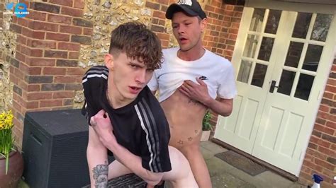 Outdoor fuck in the yard ThisVid 日本語で