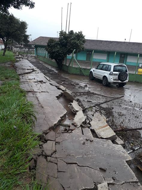 Chuva Alaga Salas Derruba Muro E Deixa 400 Alunos Sem Aula Em