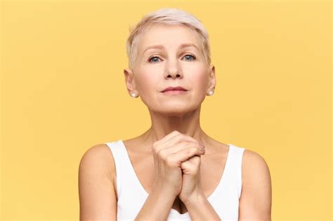 Coup Isol De Femme Mature Europ Enne Blonde Moderne En D Bardeur En Gardant Les Mains Sous Son