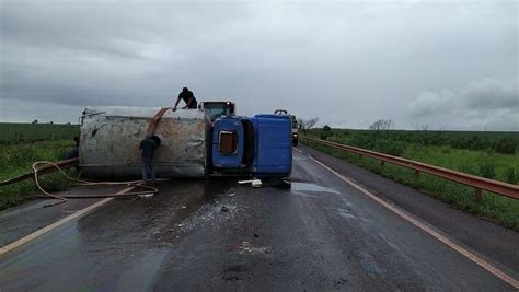 Caminhão tomba em rodovia de MS após motorista perder o controle MS